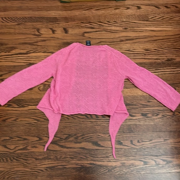 NWOT Women’s Gap size xs shrug w/sleeves. Beautiful pink shade. Ties in front. - Picture 5 of 7